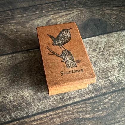 *Jedes Stück ein Unikat* Kleiner Zaunkönig Stempel holzmontiert auf Birnenholz (300000-10) – Bild 3
