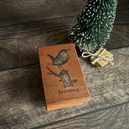 *Jedes Stück ein Unikat* Kleiner Zaunkönig Stempel holzmontiert auf Birnenholz (300000-10)