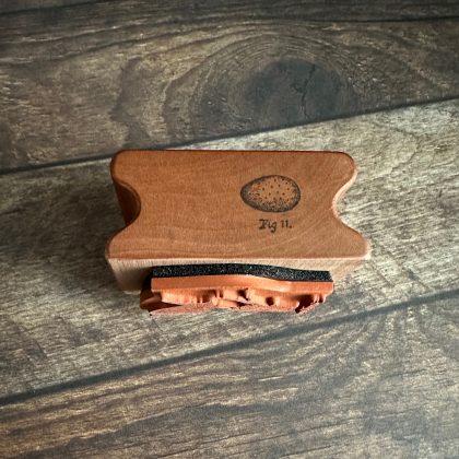 *Jedes Stück ein Unikat* Kleiner Zaunkönig Stempel holzmontiert auf Birnenholz (300000-10) – Bild 5