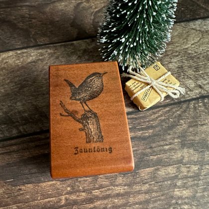 *Jedes Stück ein Unikat* Kleiner Zaunkönig Stempel holzmontiert auf Birnenholz (300000-11)