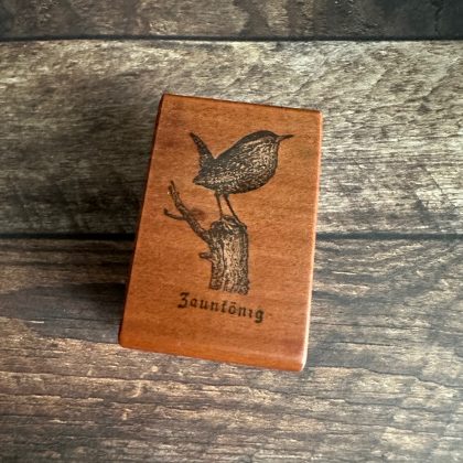 *Jedes Stück ein Unikat* Kleiner Zaunkönig Stempel holzmontiert auf Birnenholz (300000-11) – Bild 5