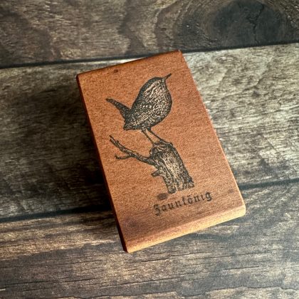 *Jedes Stück ein Unikat* Kleiner Zaunkönig Stempel holzmontiert auf Birnenholz (300000-12) – Bild 5