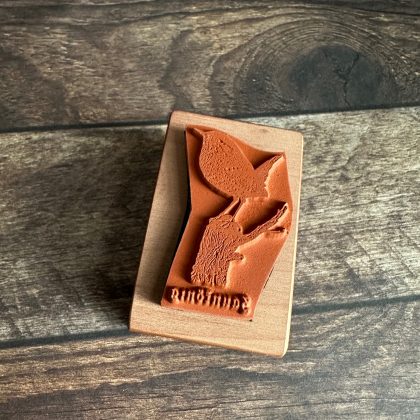*Jedes Stück ein Unikat* Kleiner Zaunkönig Stempel holzmontiert auf Birnenholz (300000-12) – Bild 2