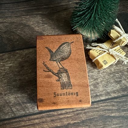 *Jedes Stück ein Unikat* Kleiner Zaunkönig Stempel holzmontiert auf Birnenholz (300000-13)