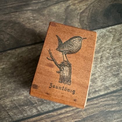 *Jedes Stück ein Unikat* Kleiner Zaunkönig Stempel holzmontiert auf Birnenholz (300000-13) – Bild 2