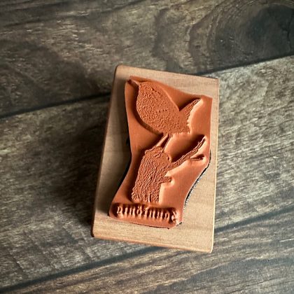 *Jedes Stück ein Unikat* Kleiner Zaunkönig Stempel holzmontiert auf Birnenholz (300000-13) – Bild 3