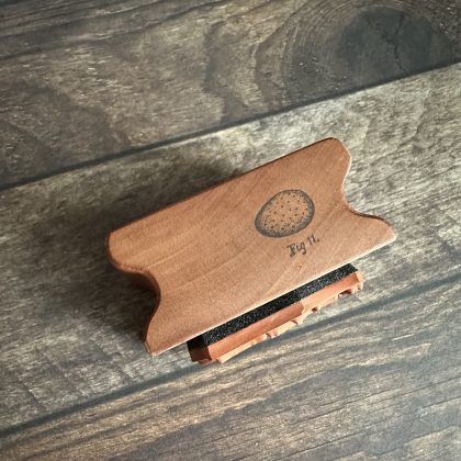 *Jedes Stück ein Unikat* Kleiner Zaunkönig Stempel holzmontiert auf Birnenholz (300000-13) – Bild 5