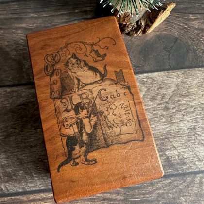 *Jedes Stück ein Unikat* Weihnachtskätzchen Stempel holzmontiert auf Pflaumenholz (300000-22)
