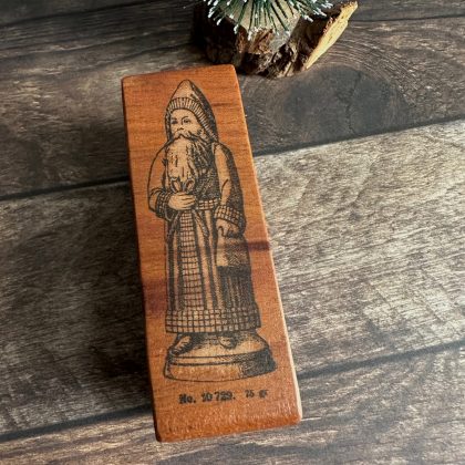 *Jedes Stück ein Unikat* Nikolaus Stempel holzmontiert auf Pflaumenholz (300000-23)