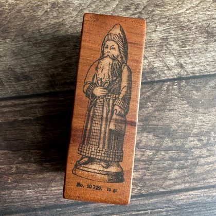 *Jedes Stück ein Unikat* Nikolaus Stempel holzmontiert auf Pflaumenholz (300000-23) – Bild 5