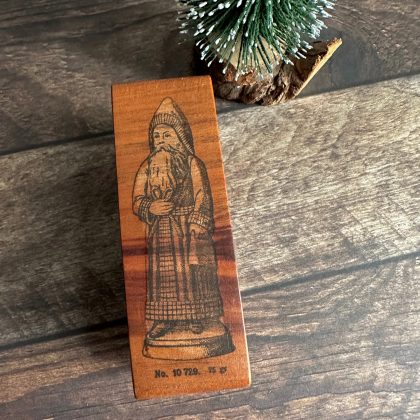 *Jedes Stück ein Unikat* Nikolaus Stempel holzmontiert auf Pflaumenholz (300000-24)