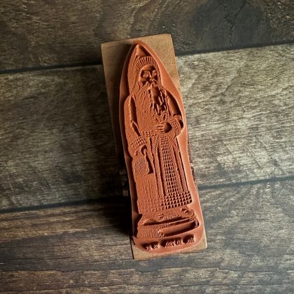 *Jedes Stück ein Unikat* Nikolaus Stempel holzmontiert auf Pflaumenholz (300000-24) – Bild 5