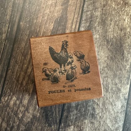 *Jedes Stück ein Unikat* Henne mit Küken Stempel holzmontiert auf Birnenholz (300000-26)