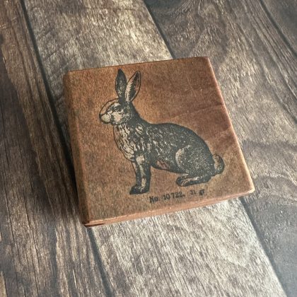 *Jedes Stück ein Unikat* Hasen Stempel holzmontiert auf Birnenholz (300000-31)
