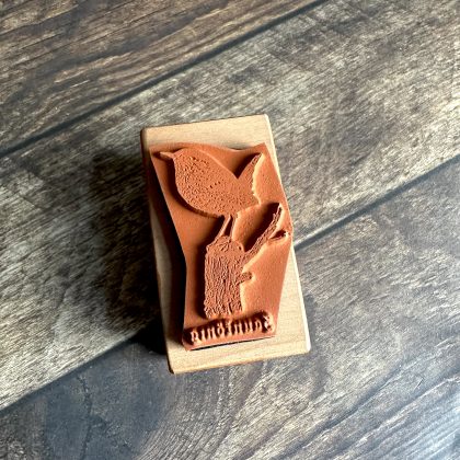 *Each one a unique piece* Small wren rubber stamp mounted on pear wood (300000-40) - Image 3