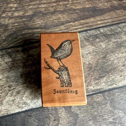*Jedes Stück ein Unikat* Kleiner Zaunkönig Stempel holzmontiert auf Birnenholz (300000-37)