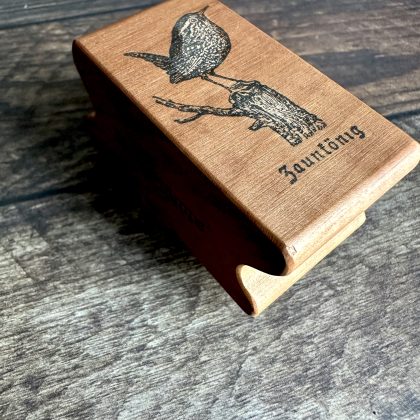 *Jedes Stück ein Unikat* Kleiner Zaunkönig Stempel holzmontiert auf Birnenholz (300000-37) – Bild 4