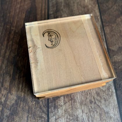 Kleiner MAKIblock Stempelblock (ein "Zwilling"...) aus Hamburger Apfelholz und Acryl 60 x 60 x 30 mm mit Griffmulde (200000-16a) – Bild 2