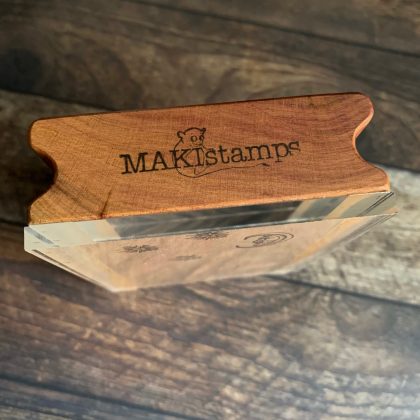 MAKIblock Stempelblock aus Pflaumenholz und Acryl 80 x 100 x 30 mm mit Griffmulde (190000-64) – Bild 5