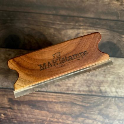 MAKIblock Stempelblock aus Pflaumenholz und Acryl 80 x 100 x 30 mm mit Griffmulde (190000-63) – Bild 4