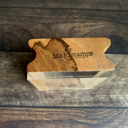 Kleiner MAKIblock Stempelblock (ein "Zwilling"...) aus Hamburger Apfelholz und Acryl 60 x 60 x 30 mm mit Griffmulde (200000-14a) – Bild 4