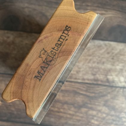 MAKIblock Stempelblock Black Cherry (Kirschholz) und Acryl 80 x 100 x 30 mm mit Griffmulde (190000-69) – Bild 4