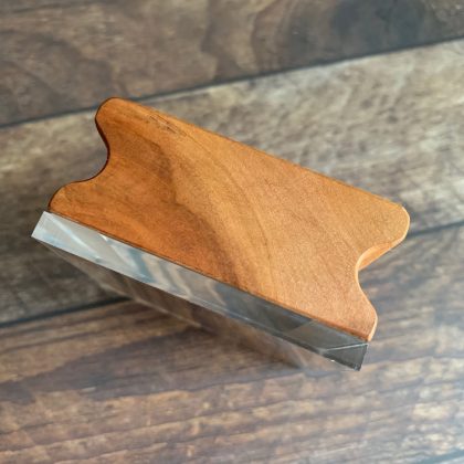 Kleiner MAKIblock Stempelblock aus feinem Hamburger Apfelholz und Acryl 60 x 60 x 30 mm mit Griffmulde (200000-21) – Bild 4