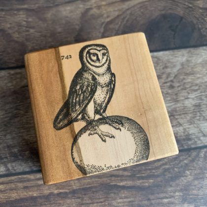 Kleiner MAKIblock Stempelblock aus feinem Hamburger Apfelholz und Acryl 60 x 60 x 30 mm mit Griffmulde (200000-27) – Bild 2