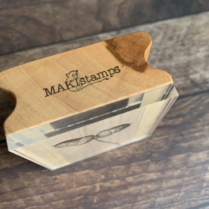 Kleiner MAKIblock Stempelblock aus feinem Hamburger Apfelholz und Acryl 60 x 60 x 30 mm mit Griffmulde (200000-27) – Bild 5