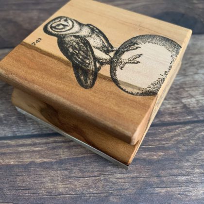 Kleiner MAKIblock Stempelblock aus feinem Hamburger Apfelholz und Acryl 60 x 60 x 30 mm mit Griffmulde (200000-27) – Bild 6