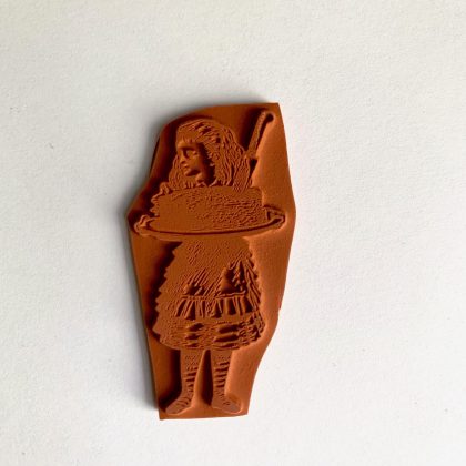 Stempel Alice mit Kuchen (kleinere Version) - unmontiertes Stempelgummi oder auf Haftschaum (210505) – Bild 2