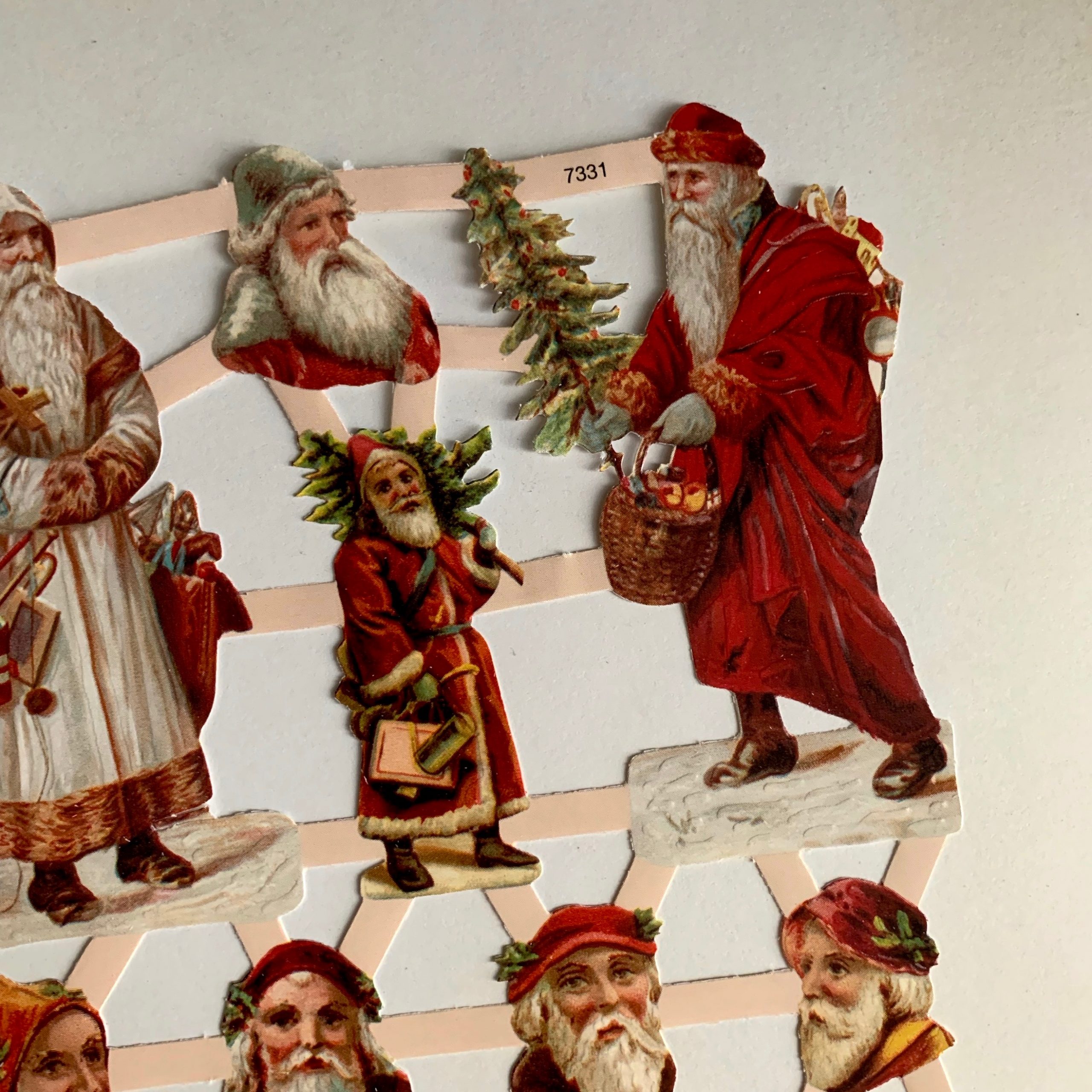 wunderschöne alte Weihnachtsmann Oblate Glanzbild  ca 16 cm 