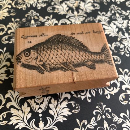 Fisch Stempel Karpfen holzmontiert auf Kirschholz (300000-2)