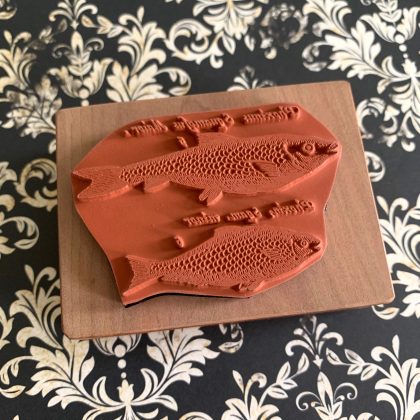 *Einzelstück* Happy Fisch Stempel holzmontiert auf Pflaumenholz (300000-5) – Bild 3