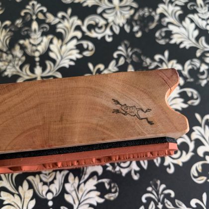 *Einzelstück* Frösche Stempel holzmontiert auf Pflaumenholz (300000-8) – Bild 2