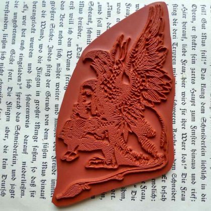 Stempelgummi Motivstempel Alice und Greif (130103) – Bild 2