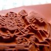 Japan Stempel / Geisha mit Kind und Spielzeug / Stempelgummi (130208) – Bild 3