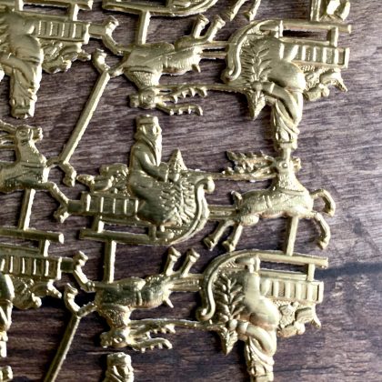 Dresdner Pappen - Ornament Stanzbilder Santa mit Rentier Schlitten gold (170044) – Bild 2